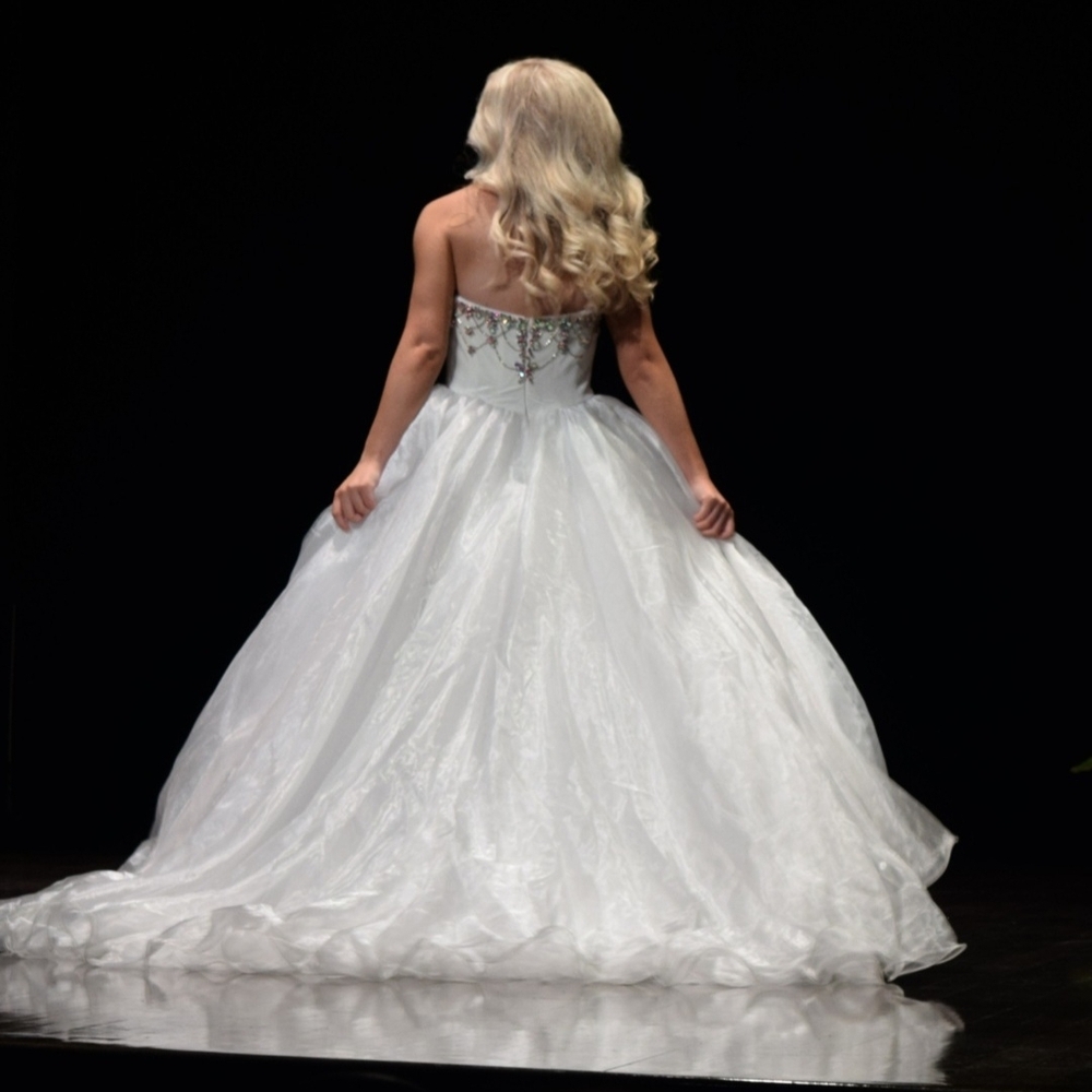 Chic Strapless White Ball Gown/Pageant